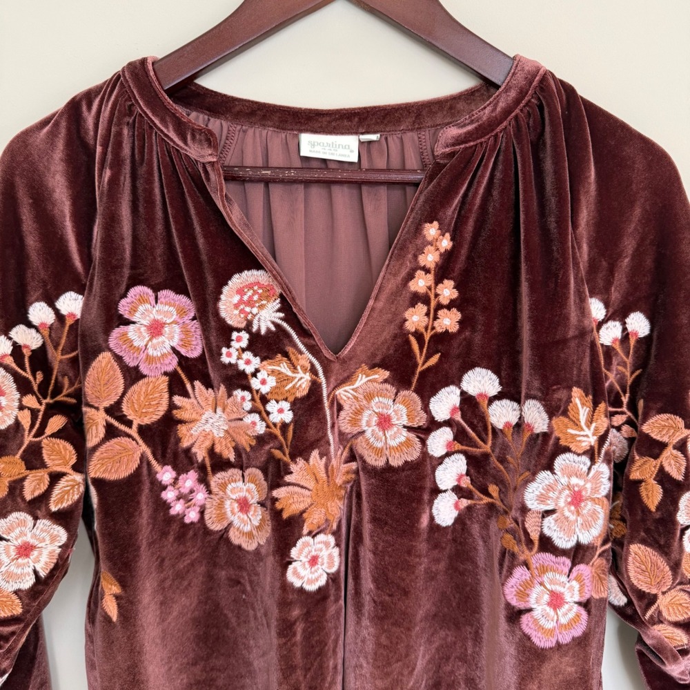Spartina 449 Genevieve Popover Velvet Top in Lucas Theatre Embroidery M Brown - Picture 7 of 8